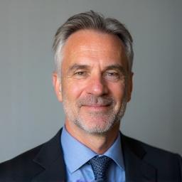 Portrait von Dr. Elias Brandt, CEO von Luchs Pfad.