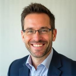 Portrait von Max Richter, Leiter Marketing & Kommunikation von Luchs Pfad.